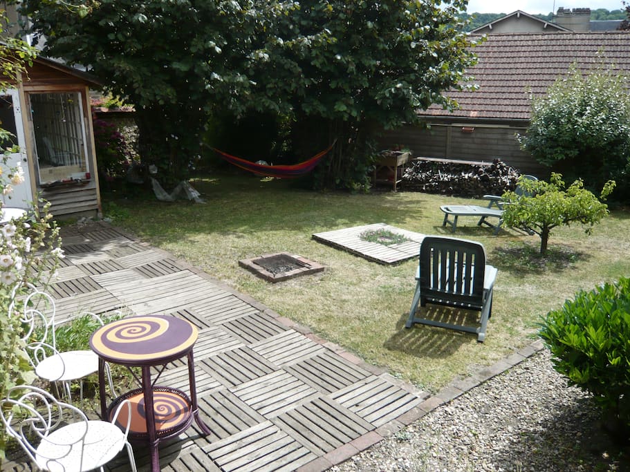 Jardin partagé : Hamacs, chaises longues, barbecue