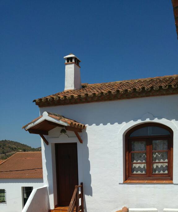 La puerta de entrada y la ventana del apartamento.