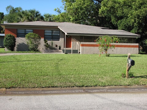 Popular Airbnb listing: The Flip Flop Stop-One block from the Indian River in Titusville