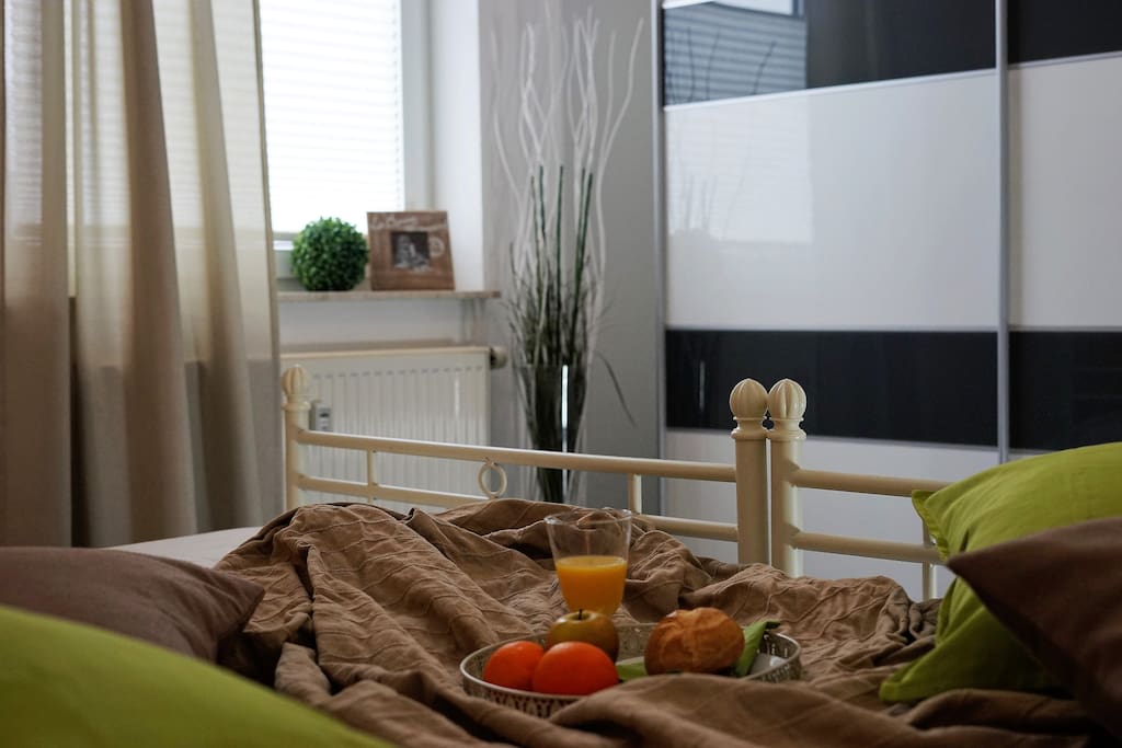 hochwertiger Schiebetürenschrank in beiden Schlafzimmern
