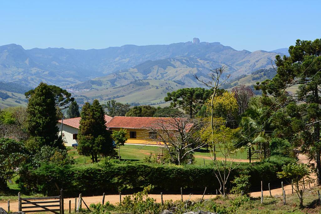 Vista da casa e da Pedra do Baú.