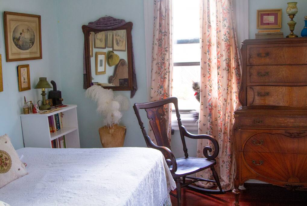 Magical Victorian Sun filled bedroom with Garden View