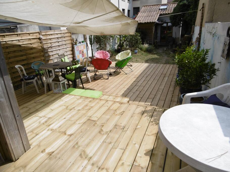 vue de la cuisine, la petite maison qu'on voit au bout du jardin est un garage (non loué)