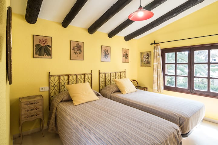 ห้องเตียงใหญ่บนชั้นแรก