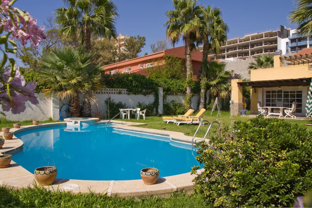Vista parcial del jardin y la piscina privados de la casa a la que los huespedes tienen acceso gratuito.