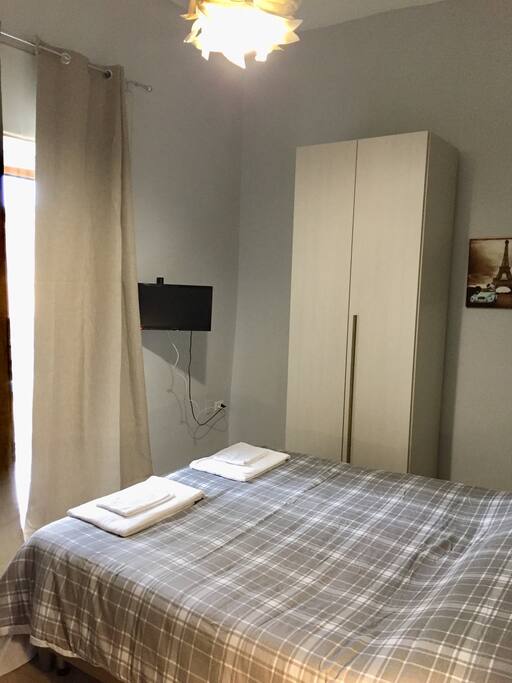 Camera da letto doppia con balcone e bagno privato