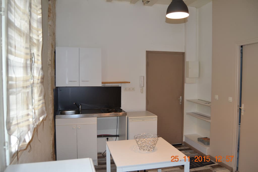 Cuisine équipée avec une machine à laver neuve 2016 ,un frigo ,micro onde plaque cuisson ,placard ..