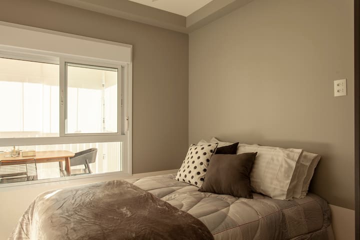 dhoma e dytë e gjumit, me krevat dopio dhe krevat të plotë dhe çarçafë banje