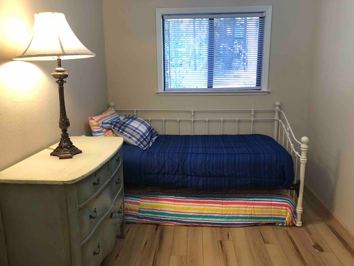 นี่เป็นห้องนอนเดียวที่ตั้งอยู่ชั้นล่าง เป็นเตียงแฝดเดี่ยว 