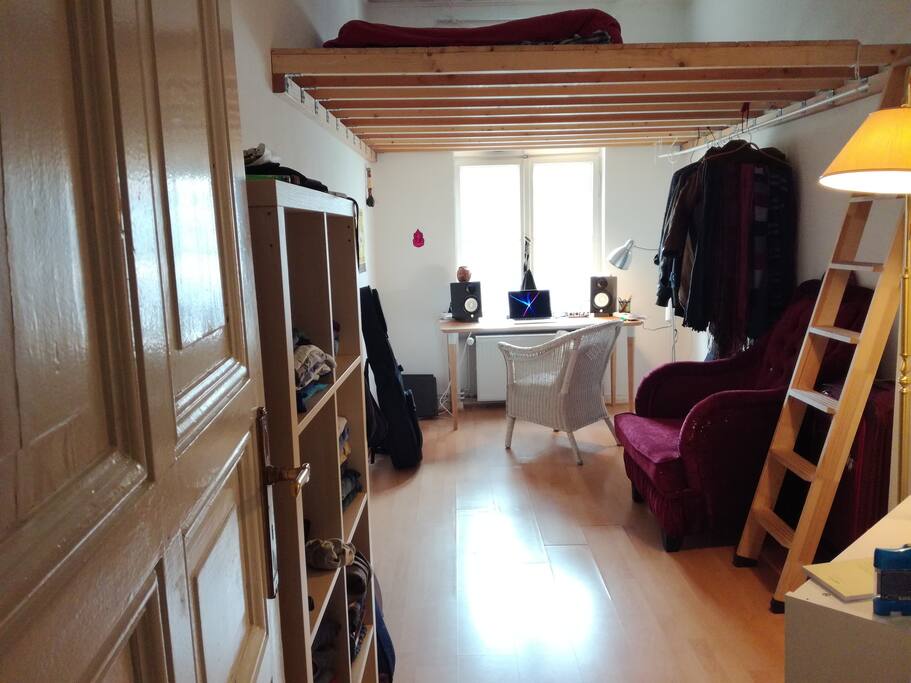 Room with a high bed for two people