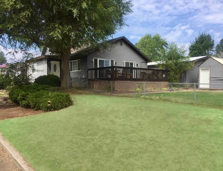 Sleeps 10 And Only 7 Minutes From Downtown. Houses for Rent in Spokane, Washington, United