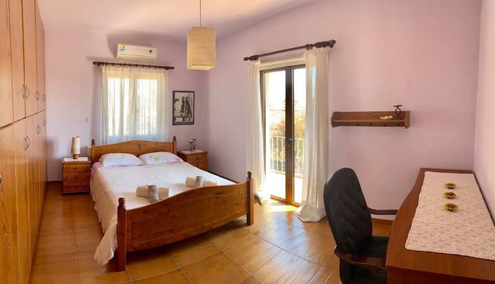 Dhoma e 2-të e gjumit me një tavolinë pune, një gardërobë dhe një ballkon 