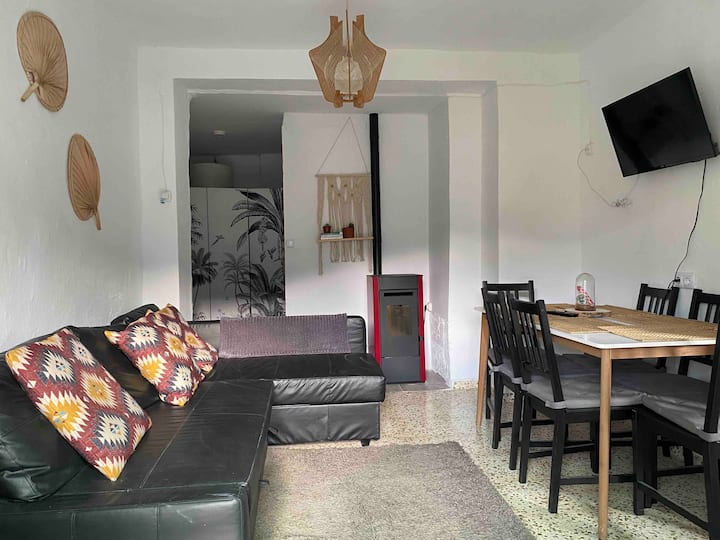 Chumba cha kulia kilicho na jiko la mkaa.