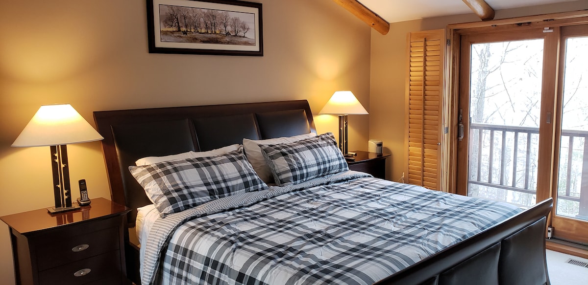 Suita kryesore është e vetmja hapësirë që ndodhet në katin e dytë.  E vendosur larg hapësirave të përbashkëta të banimit, një vend i shkëlqyer për t 'u çlodhur dhe për t' u çlodhur.  Shijo pamjet nga ballkoni i pasmë privat ose shijo shërbimet e banjës kryesore.