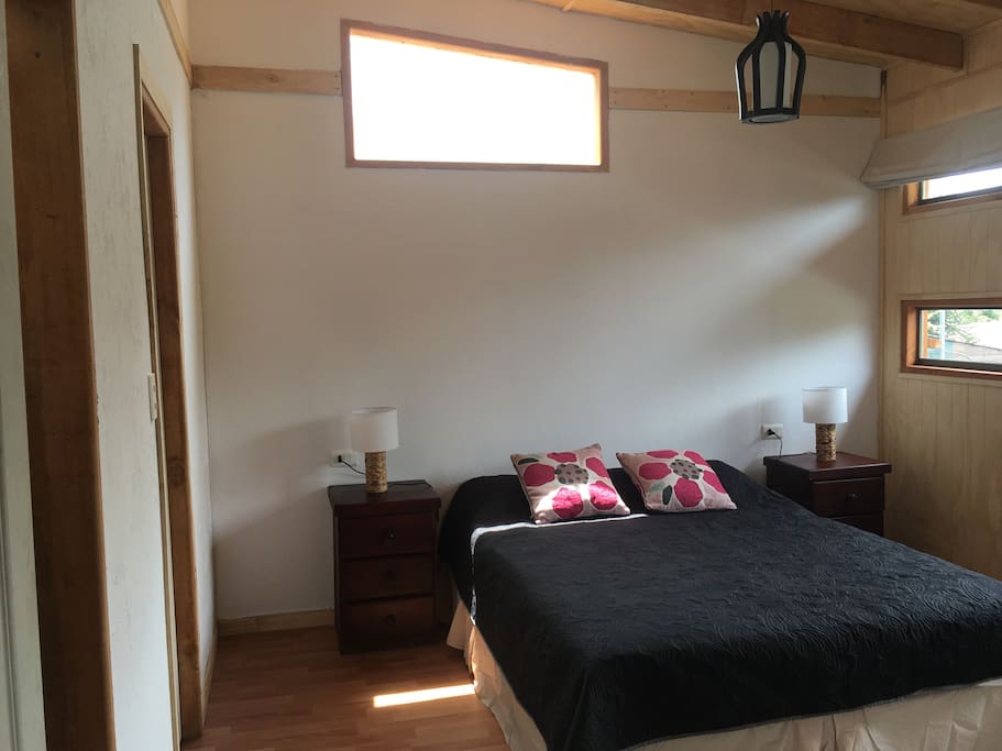 amplio dormitorio principal con television satelital y bano privado