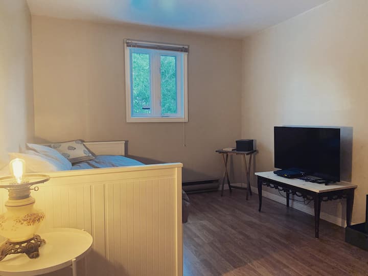 Ოთახი 3 და ტელევიზორის ოთახი, ერთდღიანი საწოლი ერთადგილიანი საწოლი, რომელიც გარდაიქმნება დიდი ზომის საწოლად. 300 ‑ ზე მეტი DVD ‑ დისკით, კლასიკის კოლექციითა და დამოუკიდებელი ფილმებით. Ასევე 600 CD ‑ სგან შემდგარი კოლექცია (ჯაზი, კლასიკური, როკი, მსოფლიო მუსიკა)
