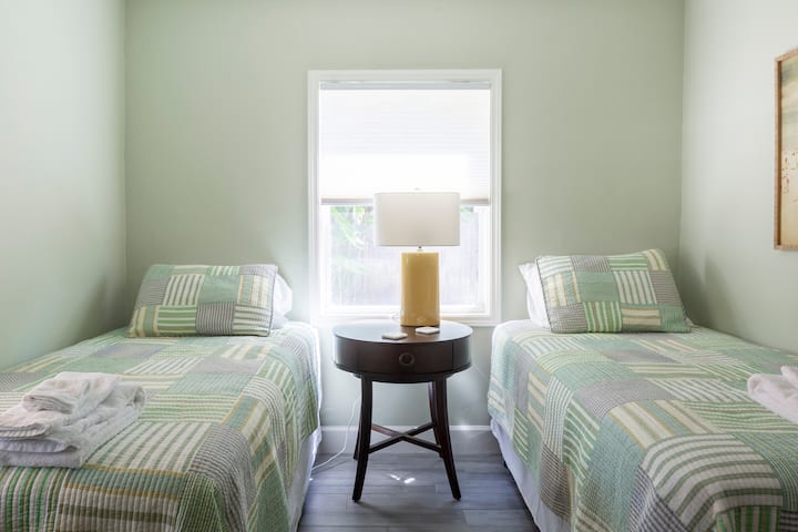 Dormitorio grande 3 con camas individuales nuevas
