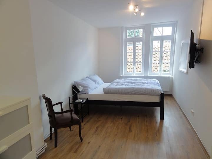 Segunda habitación doble solo en la cama tamaño queen del primer piso.