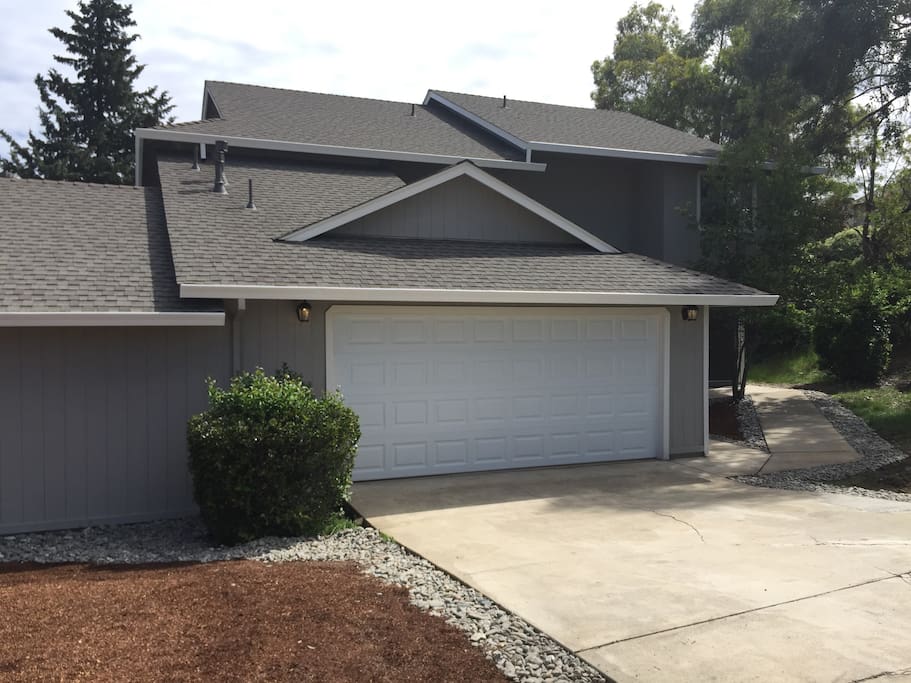 There is free parking in this large driveway and free street parking but the garage is not available to tenants.