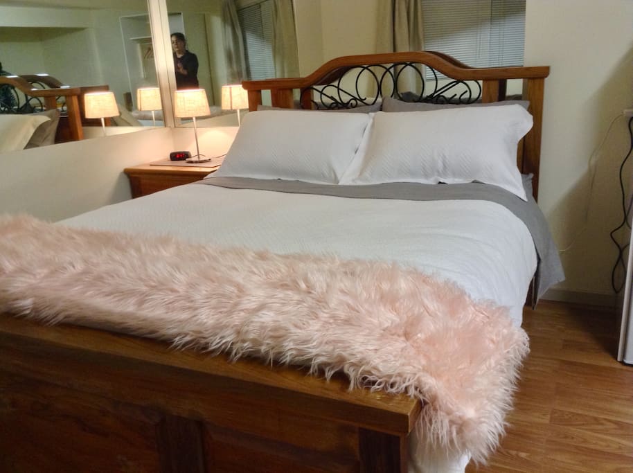 Private bedroom very comfortable Queen bed.