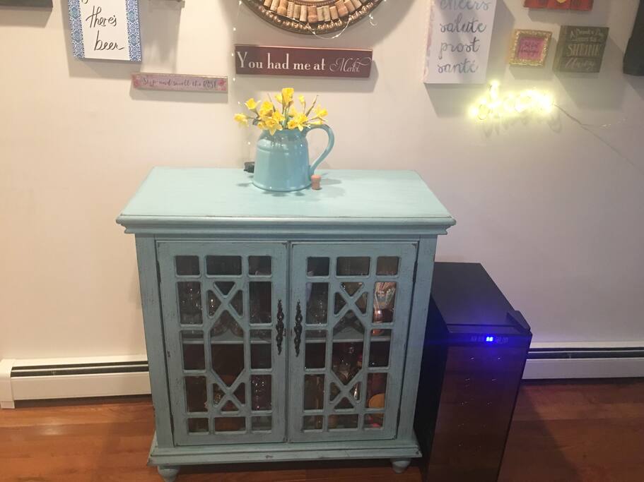 Bar area... wine fridge available to use !