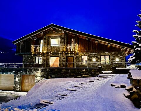Spacious Ski-in chalet with Jacuzzi  & Log fire