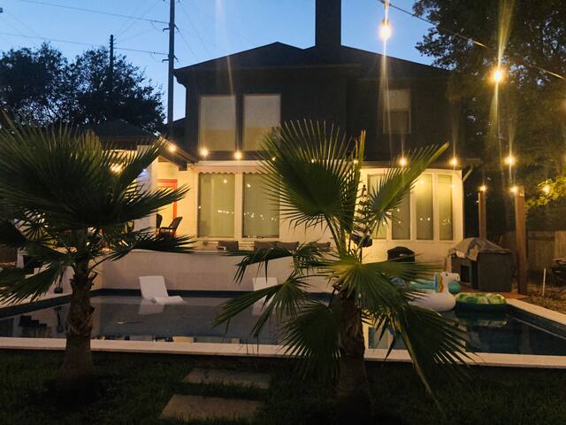 Private Domain house with backyard Oasis gallery image 3