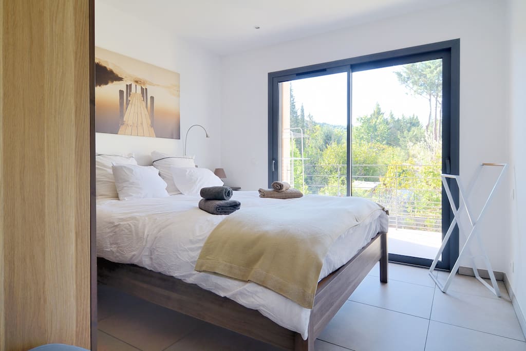 Chambre avec lit double 160cm. Baie vitrée.