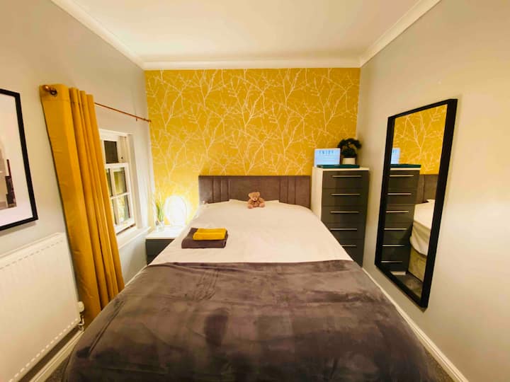 Cosy King Bed In 3 Storey Cheshire Town House - Warrington