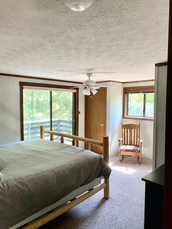 Chumba cha kulala cha mfalme kilicho na roshani ya kujitegemea kwenye ghorofa ya juu