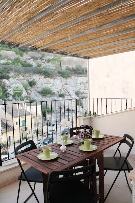 Deliziosa Terrazza con Tavolo attrezzato per poter mangiare all'esterno.