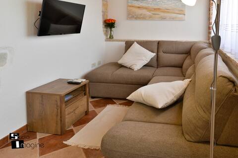 Top Airbnb: Charming stone cottage by the sea in Križine