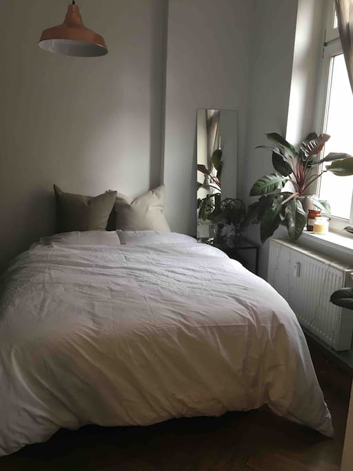 Schlummeroase alias Schlafzimmer - ist nicht nur gemütlich, sondern liegt auch zum Innenhof und ist daher super ruhig!