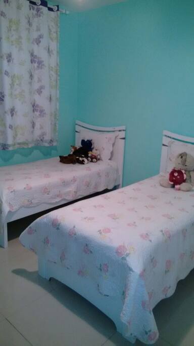 Suite com duas camas e ar condiciona e tv