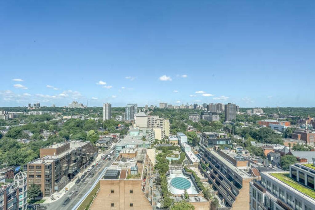 Excellent View Of Toronto.