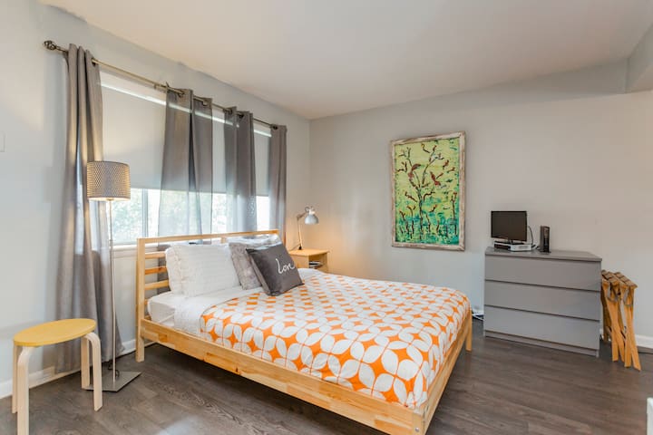 Modern Condo & Pool,Downtown Close!