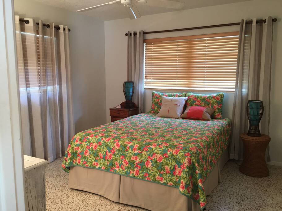 Guest room with queen bed