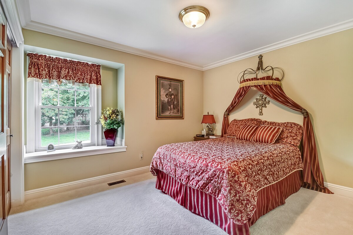 Chambre 3 : lit double, table de nuit, commode à 5 tiroirs et placard partagé