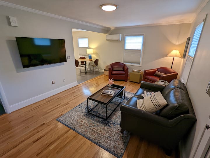 Charming Uptown Village Cottage - Vancouver