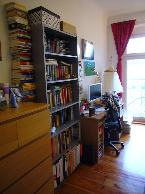 Kleine Bücherauswahl und Arbeitsplatz