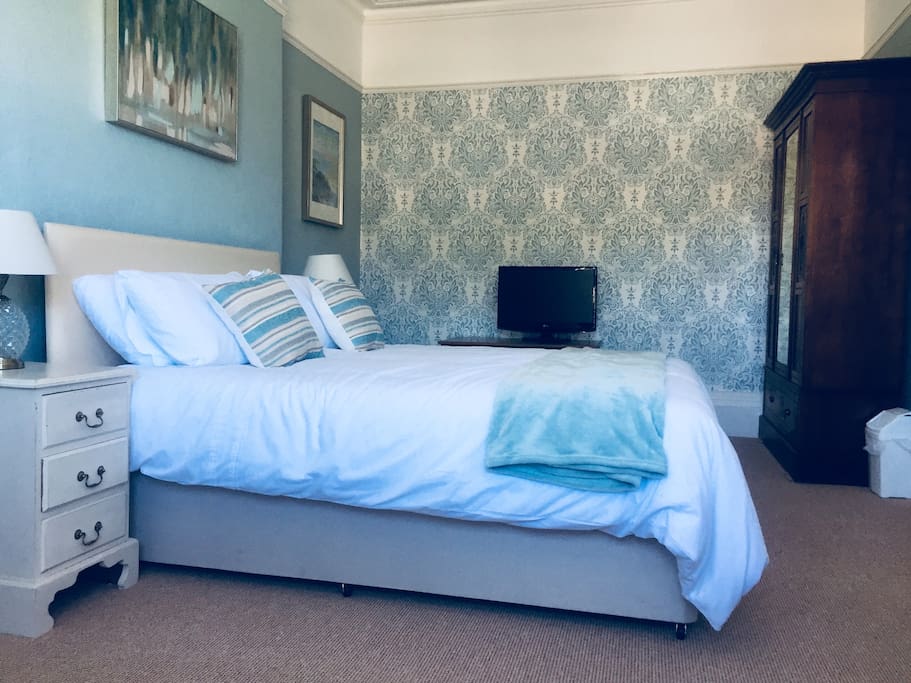 Bedroom 1
Kingsize bed and a double sofa bed.
Large wardrobe and dressing table with hairdryer.
Long length mirror on wardrobe door.
Beautiful large bay window to catch the morning sunshine.
TV with free view