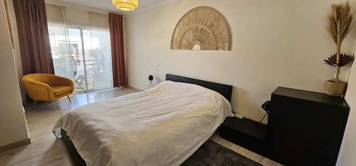 kitanda sentimita 160x200
kifaa tofauti cha kiyoyozi
kabati kubwa lililojengwa ndani