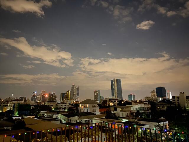 Ari Skyview l Chic Loft Boutique Stay 10 BR for 25 gallery image 5