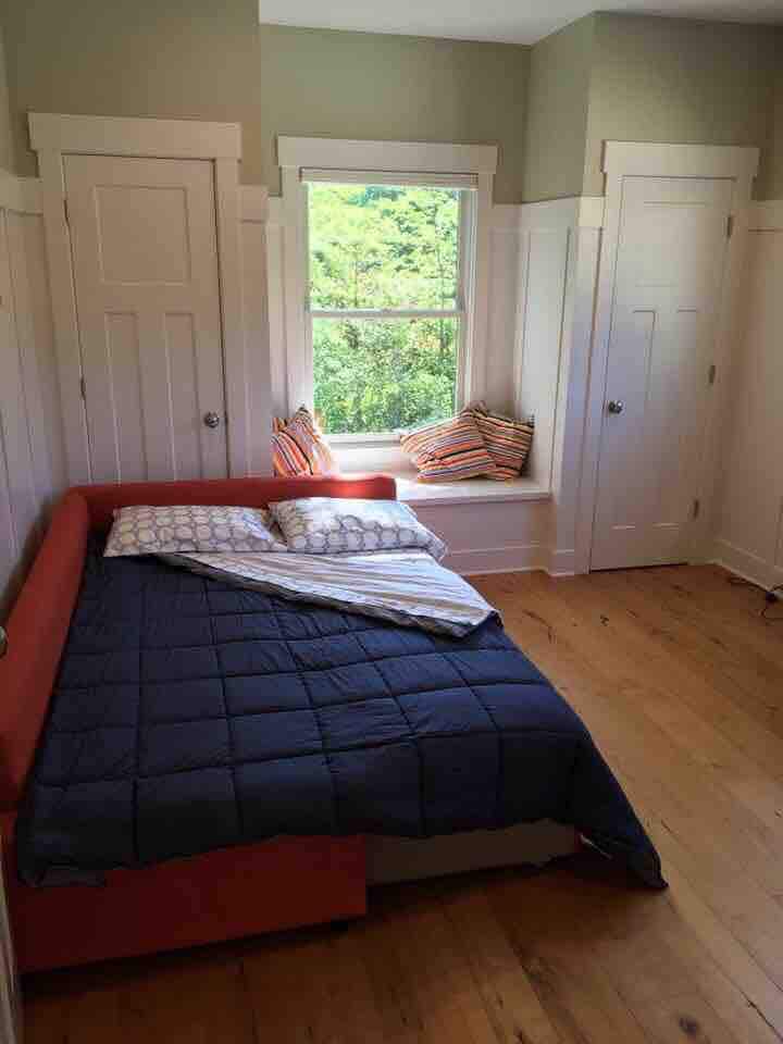 Офис с разтегателен диван
Двойно легло 