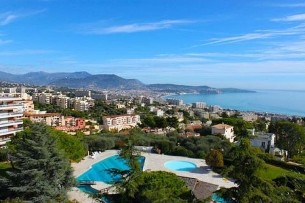 Poollandschaft mit Blick auf Nizza