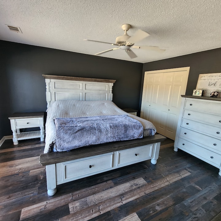 Главен брачен кревет (широк 180 - 200 см) на