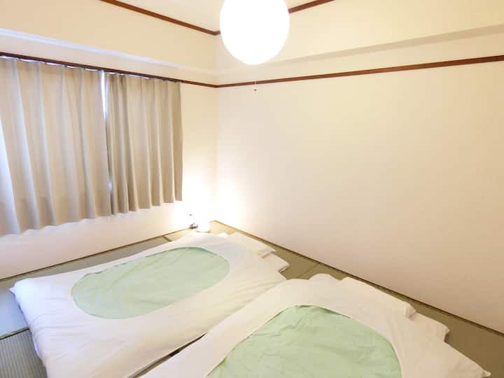 Japanese Bed room with Futon can arrange three Single size Futon bedding.
和室には3セットの布団を敷くことができます。