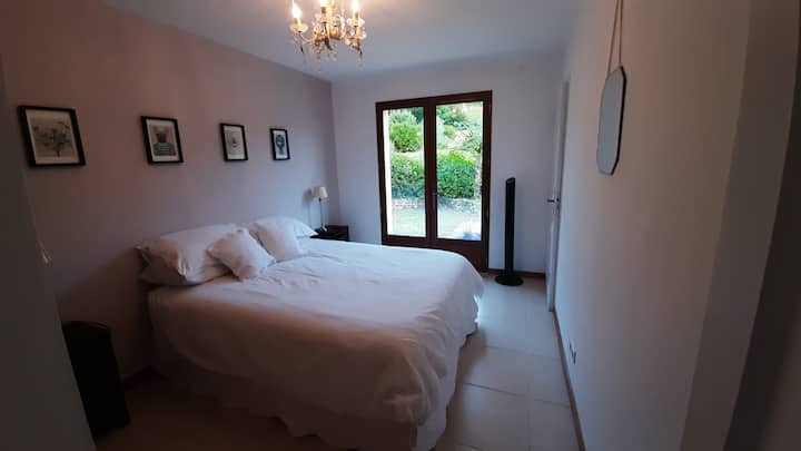 Ky krevat është një krevat dopio "king" në Mbretërinë e Bashkuar me gjerësi 150 cm.  Ka një dush dhe tualet të papërshtatshëm, hapësirë të bollshme për sendet personale dhe hyrje të dyfishtë franceze në kopshtin e pasmë. 