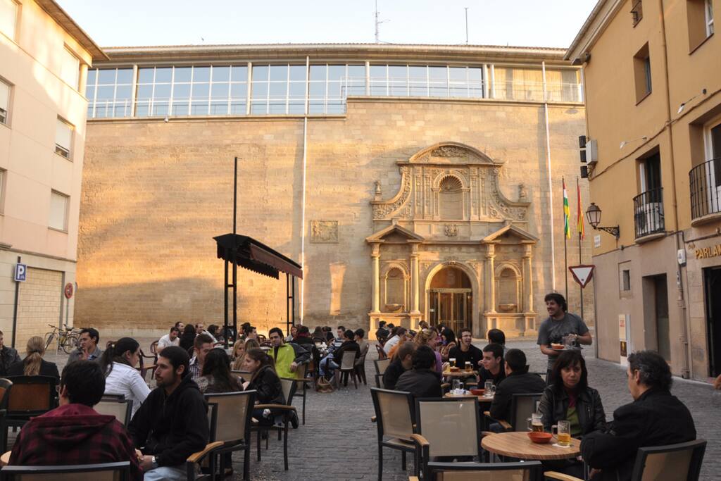 Plaza del parlamento debajo de casa. Bares y ambiente perfecto.