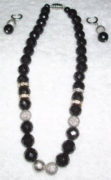 Show full-screen, host-provided image